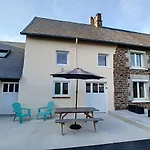 Petite Maison Proche Centre Casa de Férias Bréhal